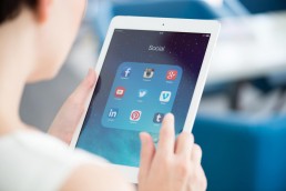tablet com aplicativos de redes sociais